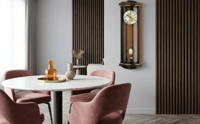 Vue d'ensemble d'une salle à manger Art déco avec un mur en tasseaux de bois et des chaises en velours vieux rose.